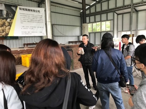 同學仔細聆聽圖片