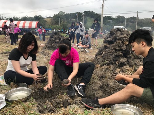 學生一起準備進窯食材，學習各種食材的處理原理與技巧。圖片